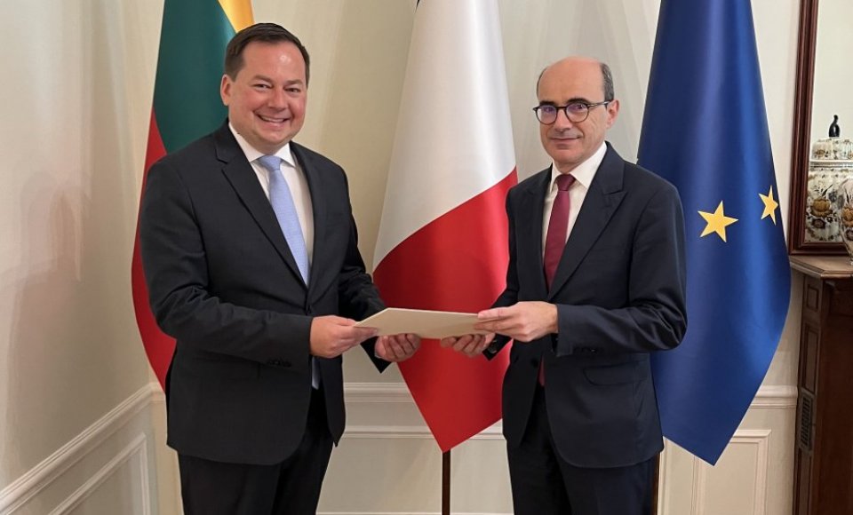 L’Ambassadeur de Lituanie en France remet les copies figurées de ses lettres de créance