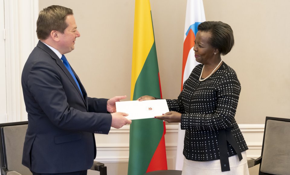 L‘Ambassadeur Arnoldas Pranckevičius a remis ses lettres de créances à la Secrétaire générale de...