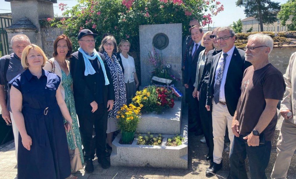 Lietuvos diplomatai pagerbė Oskaro Milašiaus atminimą Fontenblo