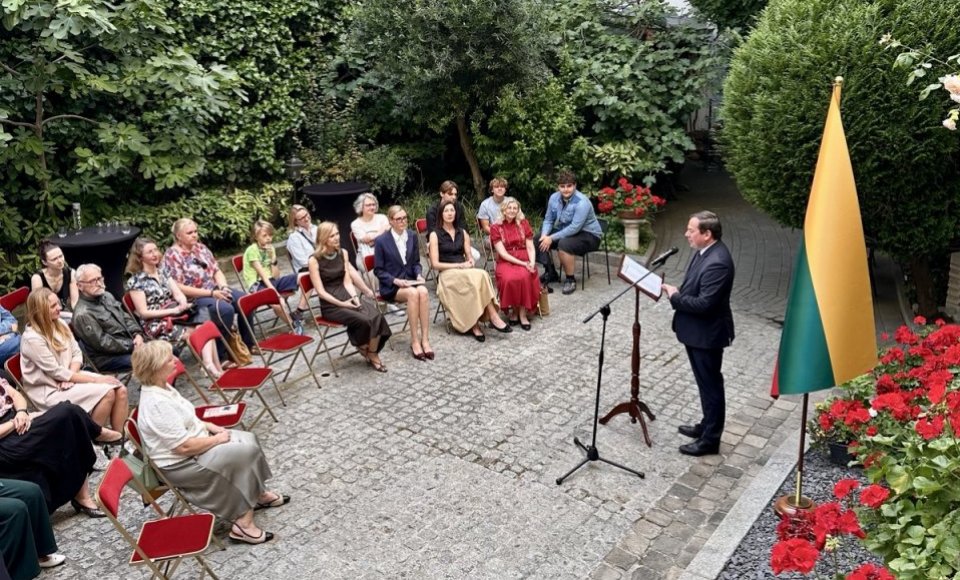 Journée du deuil et de l'espoir commémorée à l'ambassade de Lituanie à Paris 