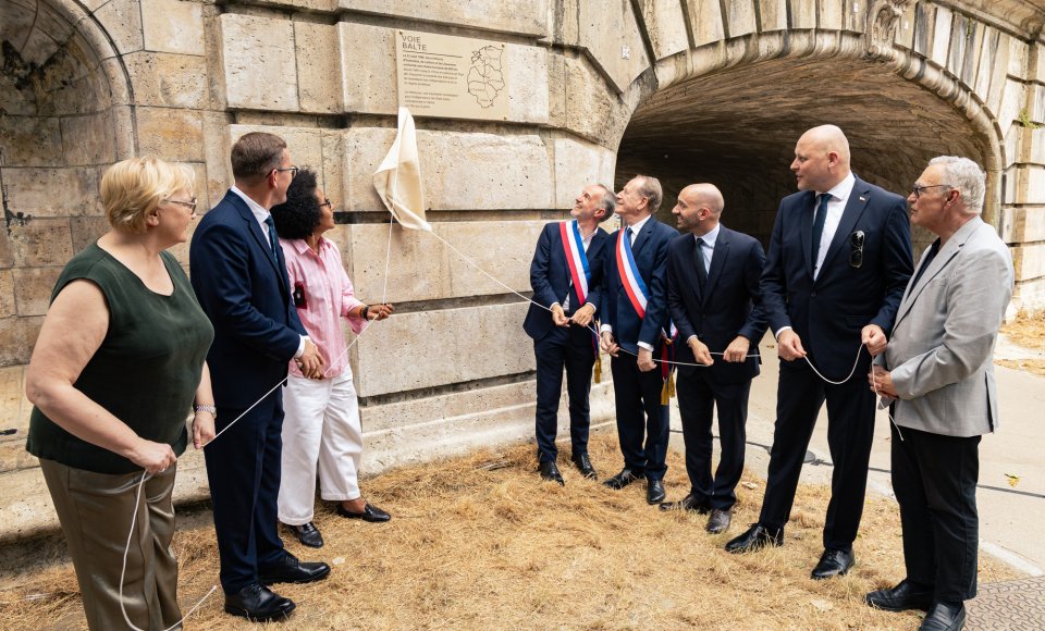 Paryžiuje atidengta Baltijos keliui skirta atminimo lentelė 